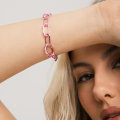 Pulseira Pop Chain Jack Vartanian de elos grandes na cor rosa brilhante no pulso de mulher loira
