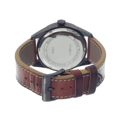 Vista traseira do relógio H. Stern ID Pilot com pulseira de couro marrom e caixa de aço inoxidável