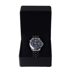 Relógio Omega Seamaster 300M Quartz em caixa preta, com mostrador azul e pulseira de metal.