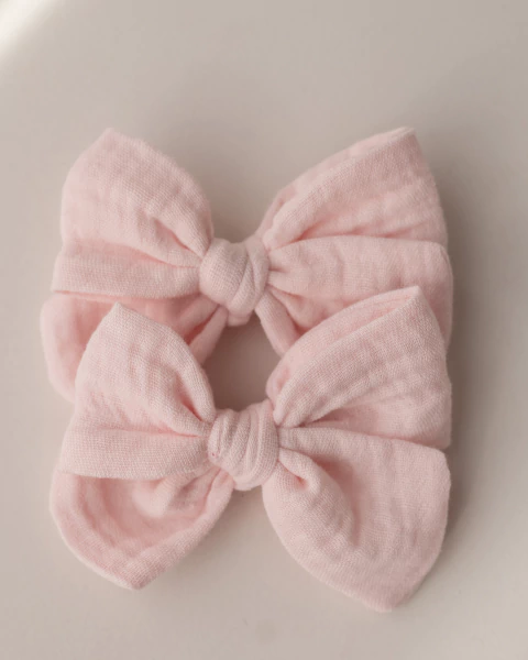 PAR DE MOÑOS ROSARIO EN GASA ROSA BEBE