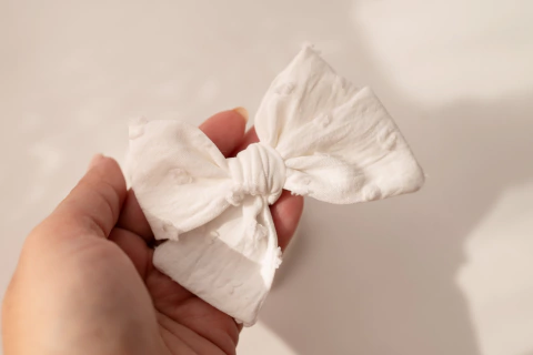 PAR DE MOÑOS ROSARIO DE PLUMETI BLANCO TIZA