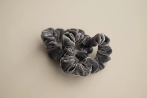 Par de scrunchies de terciopelo gris