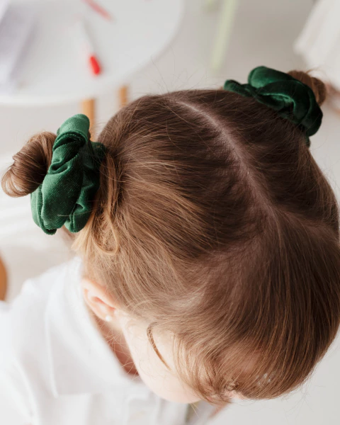 PAR DE SCRUNCHIES EN TERCIOPELO VERDE INGLES - comprar online