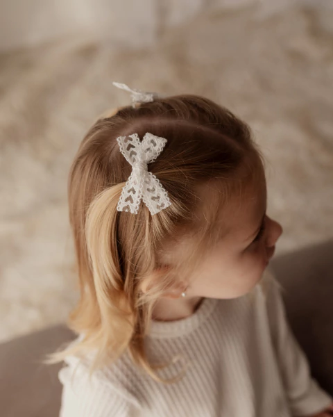 MOÑO MINI AMELIA EN CINTA DE TUL DE CORAZÓN - comprar online