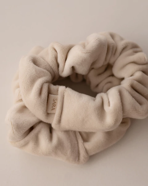 PAR DE SCRUNCHIES DE PLUSH CREMA - comprar online