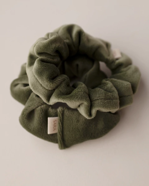 PAR DE SCRUNCHIES DE PLUSH VERDE MUSGO - comprar online