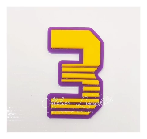 Aplique em Acrílico Número Lakers Colorido ( 3 peças )
