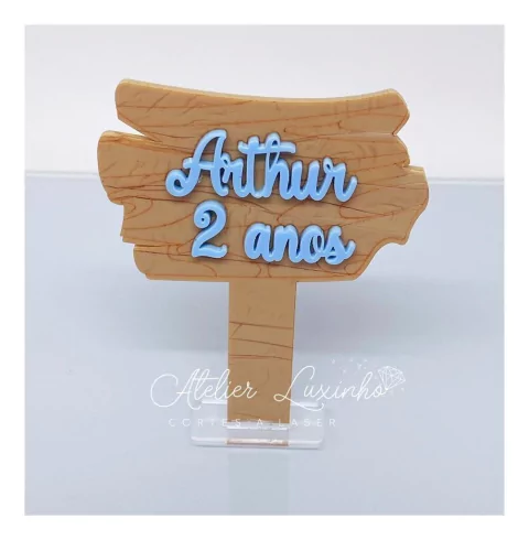 Aplique em Acrílico Plaquinha Amadeirada com Nome Simples e Idade (3 peças)
