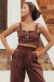 Top de linho ecológico feminino na cor marrom da Coconut Made, combinando estilo e sustentabilidade.