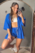 Kimono de linho ecológico feminino na cor azul royal da Coconut Made, perfeito para um visual vibrante e sustentável.