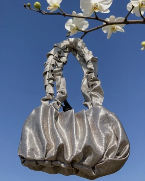 Cartera gris fruncida