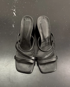 Sandalias negras talle 35 (PRENDA ÚNICA) - comprar online