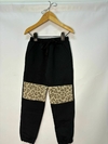 BABUCHA CON RECORTE ANIMAL PRINT MARRON