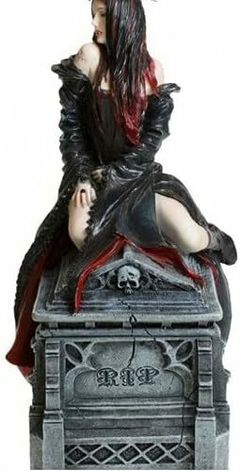 Escultura Guardiã Da Noite Await The Night Veronese Anne Stokes - comprar online