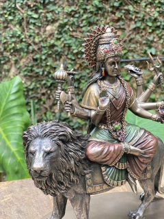 Escultura Durga Leão Meditação - Veronese (26cm) - loja online
