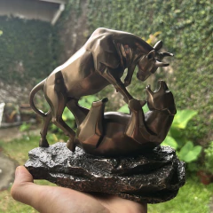 Escultura Touro e Urso (Bull e Bearmarket - Bitcoin) Veronese na internet