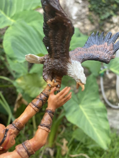 Escultura Índio com Águia - Veronese 32cm na internet