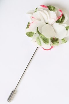 Alfinete de Lapela em Flor na cor branca detalhe - comprar online