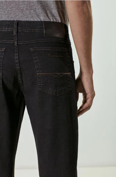CALÇA JEANS CLASSICA PIERRE CARDIN PRETA na internet