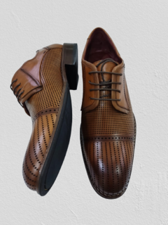 SAPATO SOCIAL DERBY VILLAGE GUCCI ALBANESE COR CARAMELO - comprar online