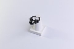 ANEL EM PÉROLA NEGRA COM DETALHES CRAVEJADOS EM MINI ZIRCÔNIAS