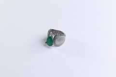 ANEL LUXO COM PEDRA VERDE ESMERALDA FUSION CRAVEJADO EM ZIRCÔNIAS - comprar online