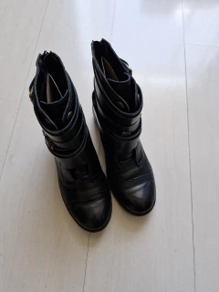 Bota em couro preto com fivelas 35 - Brechó SP