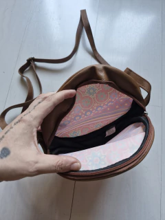 Bolsa tiracolo redonda estampada na internet