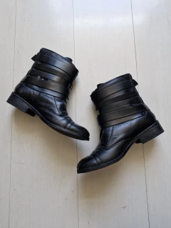 Bota em couro preto com fivelas 35 na internet