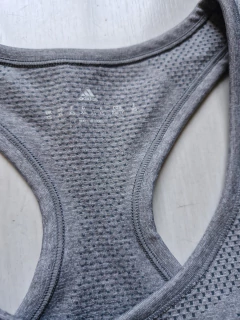 Top Adidas Techfit cinza PP na internet