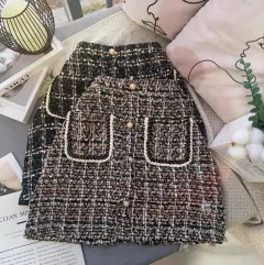 Saia Curta Tweed com Botões Perolados - comprar online