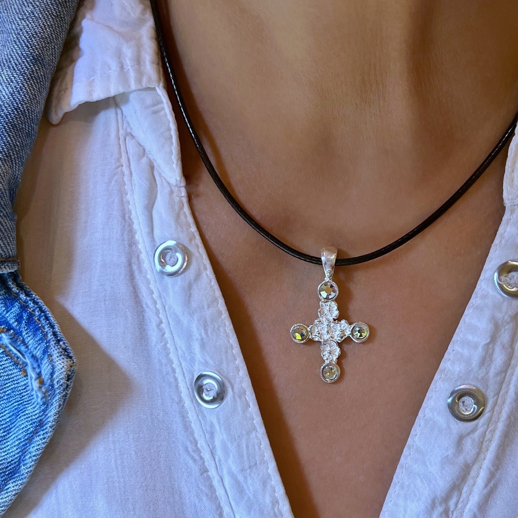 Collar Belga Con Cruz Floral Con Cristales thumbnail 3