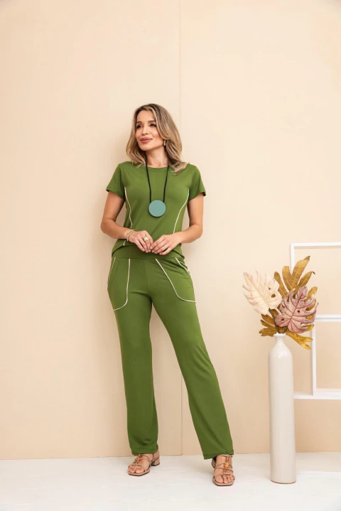 Compre direto da fabrica. Conjunto feminino verde militar com calça reta e blusa de manga curta, ambos com detalhes em viés branco.