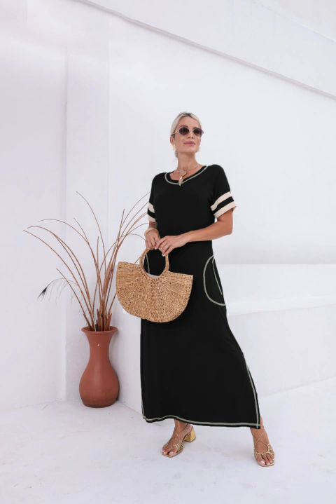 Compre varejo direto da fabrica. Vestido feminino longo preto com manga curta em duas cores, fenda lateral e bolsos.