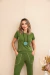 Compre direto da fabrica. Conjunto feminino verde militar com calça reta e blusa de manga curta, ambos com detalhes em viés branco.