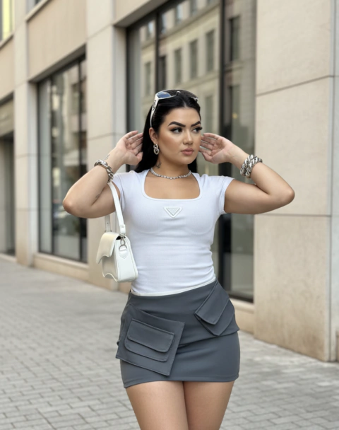 BLUSA COM DECOTE RETO MANGA CURTA BRANCA PLANET GIRLS