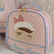 Mochila escolar Bordada com carrinho 40cm Kit - comprar online