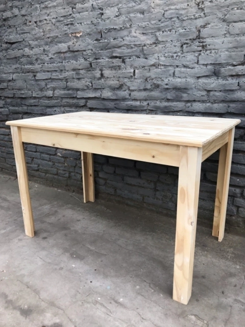 Mesa de comedor de pino