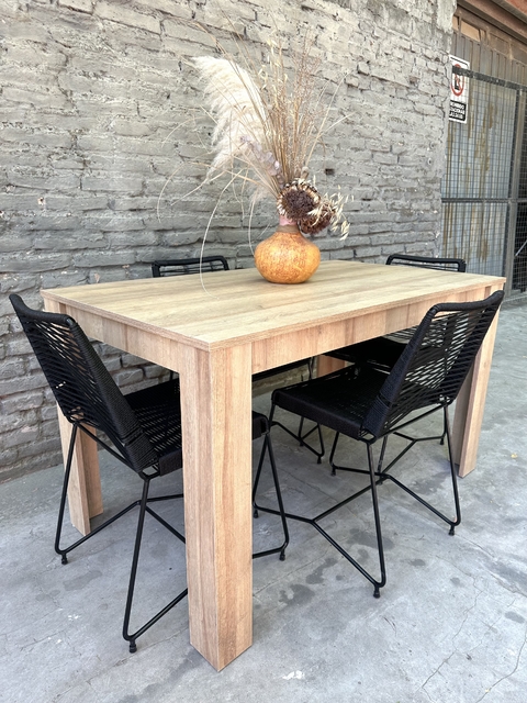 Juego comedor mesa riviera 140 + 4 sillas tulum negras