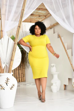 Vestido Amarelo Elegância Plus Size na internet
