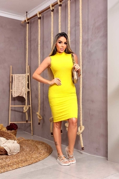 Vestido AMARELO midi gola na internet