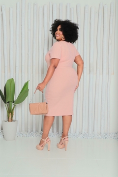 Vestido Rose Elegância Plus Size na internet