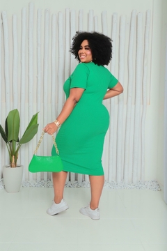 Vestido Esmeralda Elegância Plus Size na internet