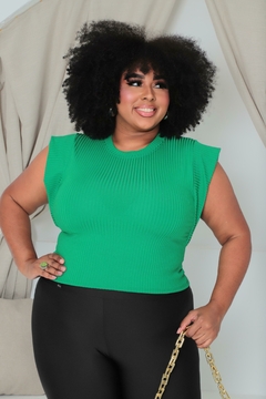 Mulher usando Cropped Esmeralda Plus Size Muscle Tee verde