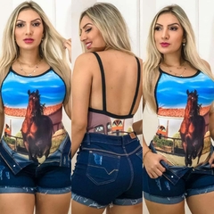 Imagem do Body maiô cavado cavalo Sultão céu azul