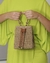 Bolsa pequena de crochê palha em tom bege, com alça e detalhes em couro.