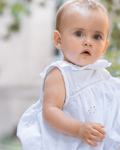 VESTIDO BRODERIE CUELLO VOLADO - Petit Enfant Ropa de bebes