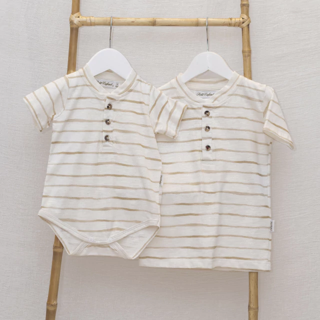 *SIN CAMBIO* REMERA M/CORTA CUELLO MAO FELIPE BEIGE