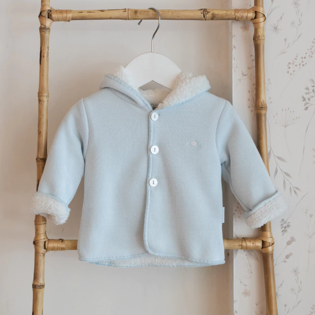 CAMPERA TEJIDO CELESTE CON PIEL