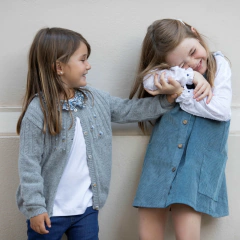 SAQUITO PARIS GRIS BORDADO AZUL - Petit Enfant Ropa de bebes
